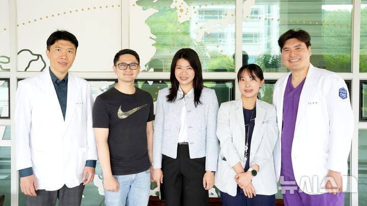 [인천=뉴시스] 오승욱 교수(왼쪽부터), 만다 사트리아 체사리오 전문의, 멜리 수산티 전문의, 김지은 간호사, 임채완 교수가 기념 촬영하고 있다. (사진=국제성모병원 제공) 2025.06.13. photo@newsis.com