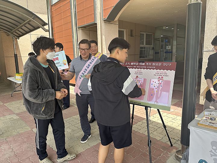 학생과 교직원 대상으로 세계마약퇴치의 날 캠페인 모습. *재판매 및 DB 금지