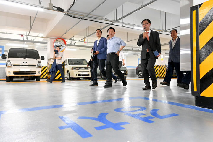 [서울=뉴시스] 12일 오후 열린 독립문문화공원 공영주차장 개장식에서 이성헌 서대문구청장(오른쪽 세 번째) 등 참석자들이 시설을 돌아보고 있다. 2025.06.13. (사진=서대문구 제공) *재판매 및 DB 금지