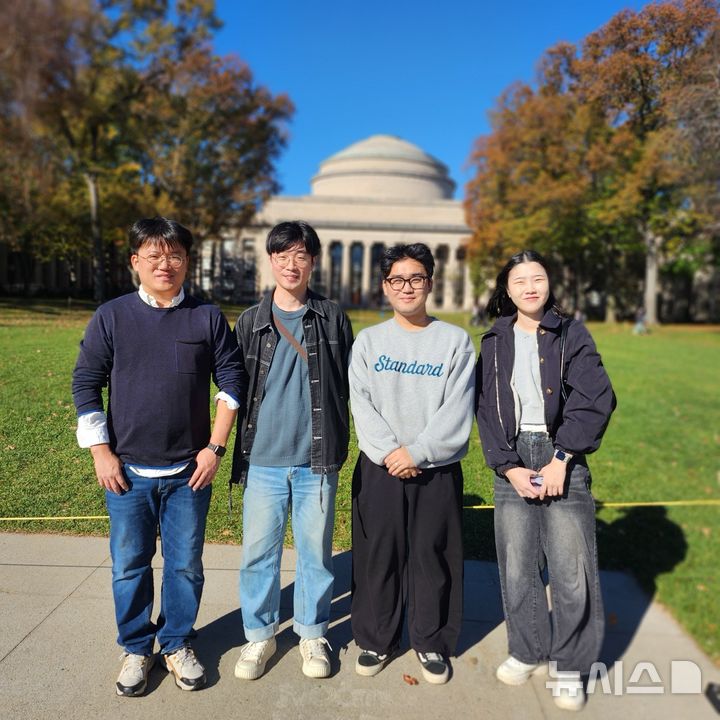 [전주=뉴시스]윤난슬 기자 = 전북대학교는 공과대학 유기소재섬유공학과 소속 곽영우(석·박사 통합과정) 학생과 최영민(석사과정) 학생이 나란히&nbsp; 과학기술 분야 최고 권위의 장학금인 '2025년 대학원 대통령과학장학금' 수혜자로 최종 선정됐다고 13일 밝혔다. 왼쪽부터 남창우 교수, 곽영우, 강진혁, 최영민 학생. (사진=전북대 제공)
