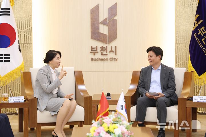 [부천=뉴시스]정일형 기자 = 아이다 대사(왼쪽)와 조용익 부천시장이 담소를 나누고 있다. (사진=부천시 제공)