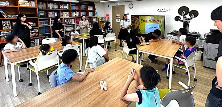 ESG 실천 학생이 아동들에게 바질에 대한 설명을 하는 모습. *재판매 및 DB 금지