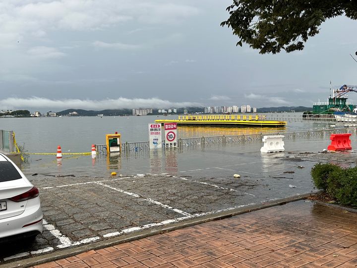 군산 해망 물양장에 바닷물이 차오르고 있다. (사진=해경 제공) *재판매 및 DB 금지