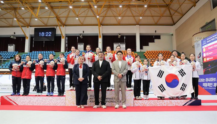 [서울=뉴시스] 대한민국 여자 기계체조 대표팀이 12일 충북 제천의 제천체육관에서 열린 2025 기계체조 아시아선수권대회 단체종합에서 동메달을 획득했다. (사진=대한체조협회 제공) 2025.06.12. *재판매 및 DB 금지