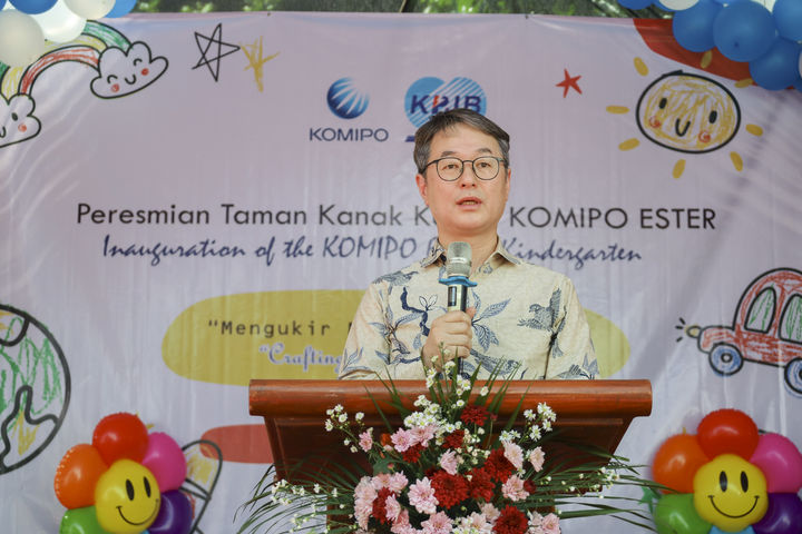 [세종=뉴시스]안성규 한국중부발전 미래사업단장이 인니 탄중자티 KOMIPO 유치원 2호점 준공식에서 축사를 하고 있다.(사진=한국중부발전 제공) *재판매 및 DB 금지