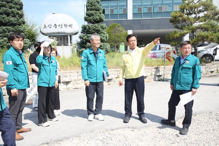 [정읍=뉴시스] 지난 12일 현장행정에 나선 이학수 정읍시장(오른쪽 두번째)이 초산동주민센터 옆 임시공영주차장을 찾아 시민 불편사항을 점검하고 있다. *재판매 및 DB 금지