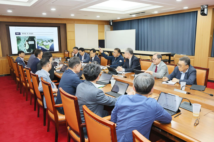 [창원=뉴시스] 강경국 기자 = 장금용 경남 창원시장 권한대행이 13일 새 정부의 국정과제를 설계할 국정기획위원회가 오는 16일 출범하는데 발맞춰 건의 사업 발굴 보고회를 개최하고 있다. (사진=창원시청 제공). 2025.06.13. photo@newsis.com *재판매 및 DB 금지