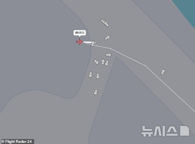 [뉴시스] 미국 보스턴 로건 국제공항에서 제트블루 312편이 활주로를 이탈해 풀밭으로 미끄러졌다. (사진=데일리메일) 2025.06.12. 