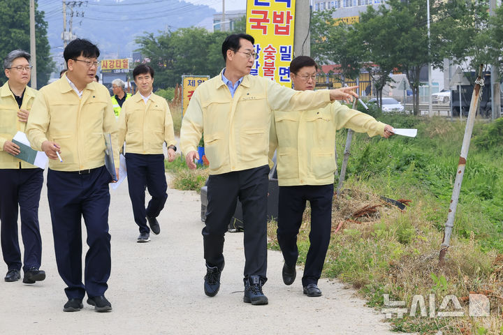 [화성=뉴시스]정명근 화성시장이 13일 사강시장 일대를 방문해 침수피해 대비 상황을 점검하고 있다.(사진=화성시 제공)2025.06.13.photo@newsis.com