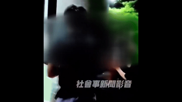 [서울=뉴시스] 생일을 맞은 친구를 기둥에 묶고 폭죽을 던지며 장난이라고 해명한 대만 10대들.(영상=스레드 갈무리) *재판매 및 DB 금지 *재판매 및 DB 금지