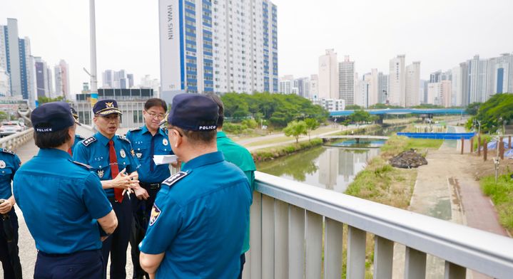 [부산=뉴시스] 13일 부산경찰청은 여름철 자연재난을 대비해 상습 침수지역에 대한 현장 점검을 진행하고 있다. (사진=부산경찰청 제공) 2025.06.13. photo@newsis.com *재판매 및 DB 금지