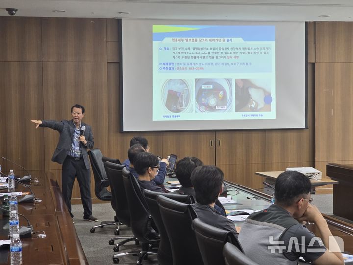 [성남=뉴시스] 성남시가 13일 상하수도 시설 관계자 등을 대상으로 ‘밀폐공간 질식재해 예방 특별교육’을 실시하고 있다 (사진=성남시 제공) 2025.06.13.photo@newsis.com