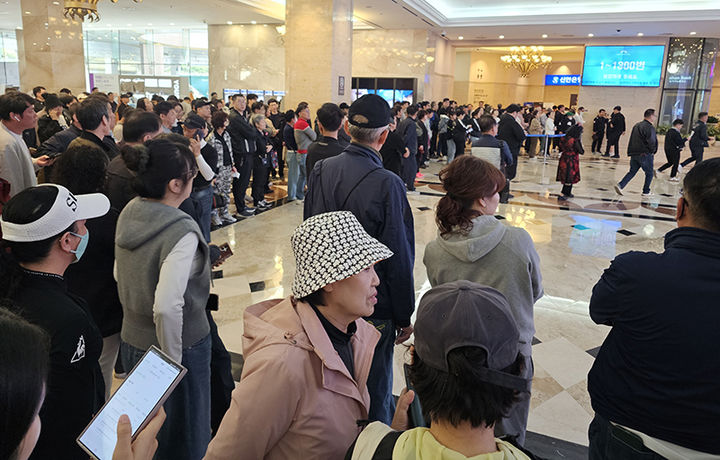 매일 오전 10시 카지노 입장을 위해 강원랜드 카지노 입구에서 차례를 기다리고 있는 모습. 하루 20시간 영업과 수요, 공급의 균형이 머너진 탓에 자리매매와 대리베팅이 지속되고 있다.(사진=뉴시스) *재판매 및 DB 금지