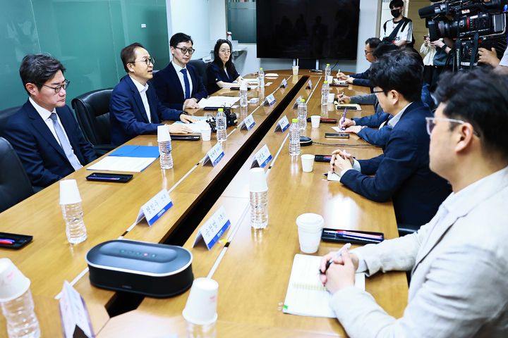 [세종=뉴시스] 산업통상자원부는 13일 가전 품목에 대한 관세 부과가 발표되자 긴급하게 가전업계와 만나 영향을 점검하고 대책을 논의했다. (사진=산업부 제공) 2025.06.13. photo@newsis.com *재판매 및 DB 금지
