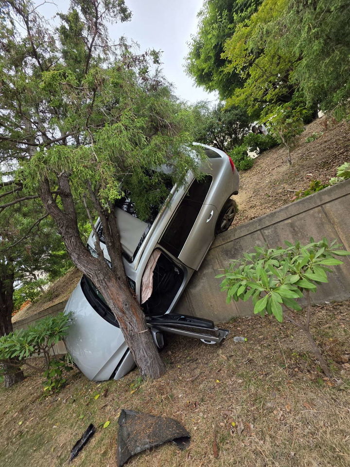[부산=뉴시스] 13일 오전 부산 해운대구 부산지방법원 동부지원 주차장에서 SUV차량이 1m 아래 언덕으로 추락하는 사고가 발생했다. (사진=부산경찰청 제공) 2025.06.13. photo@newsis.com *재판매 및 DB 금지