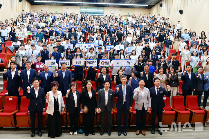 [순천=뉴시스] 김석훈 기자 = 문형배 전 헌법재판관이 13일 순천만생태문화교육원에서 열린 '민주시민 토크콘서트'에 참석해 '헌법의 관점에서 교육을 생각하다' 주제로 강의한 후 기념촬영하고 있다. 2025.06.13. kim@newsis.com
