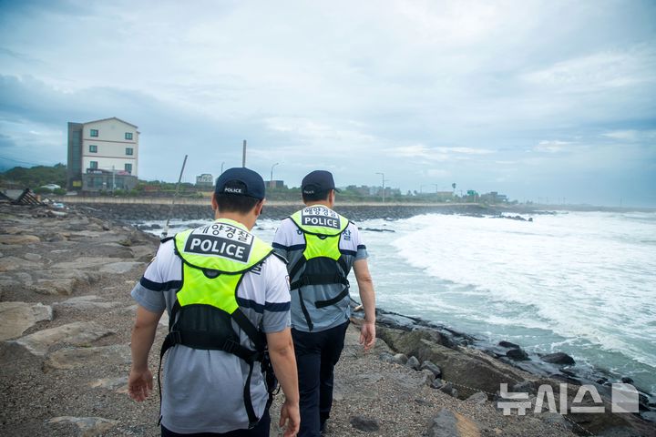 [제주=뉴시스] 제주 해경 갯바위 순찰 자료 사진. (사진=제주지방해양경찰청 제공) photo@newsis.com