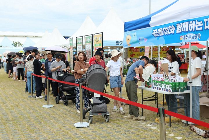 [대전=뉴시스] 대전 0시축제 홍보를 위한 '대전빵차'가 13일 충북 충주 다이브페스티벌 현장에서 홍보활동을 펼치고 있다. (사진=대전시 제공) 2025.06.13. photo@newsis.com *재판매 및 DB 금지