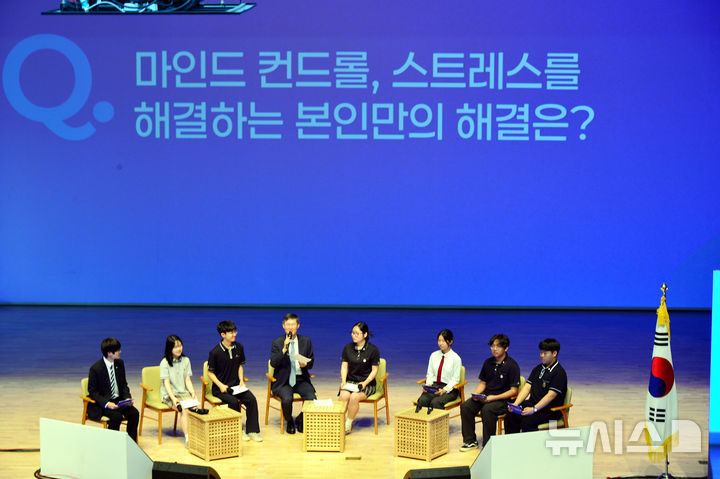 [순천=뉴시스] 김석훈 기자 = 문형배 전 헌법재판관이 13일 순천만생태문화교육원에서 열린 '민주시민 토크콘서트'에 참석해 전남학생의회 학생들과 함께 토크콘서트 하고 있다. 2025.06.13. kim@newsis.com