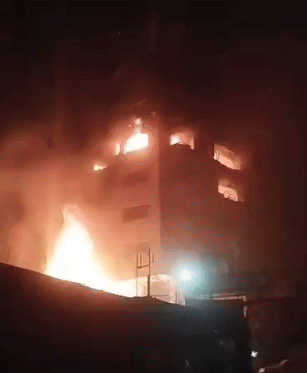 [서울=뉴시스] 건물 내부가 불길에 휩싸여 있다.(영상=엑스 옛 트위터 갈무리) *재판매 및 DB 금지