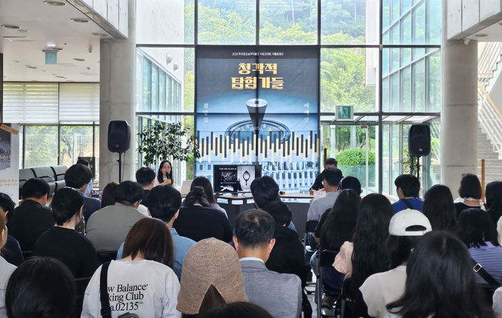 [무안=뉴시스]오승우미술관에서 열린 김영섭·이예린 작가 아티스트 토크. (사진=무안군 제공) 2025.06.13. photo@newsis.com *재판매 및 DB 금지