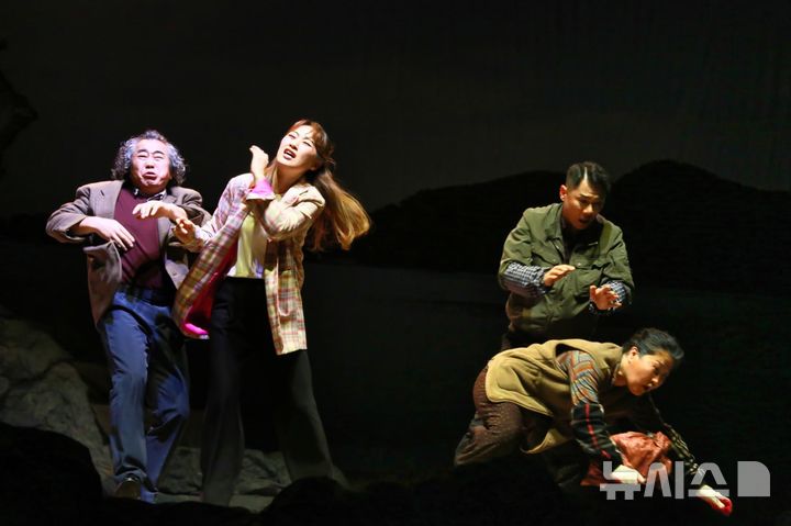 [창원=뉴시스]극단벅수골 작품 '하얀파도' 한 장면.(사진=경남문화예술진흥원 제공)2025.06.13. photo@newsis.com 