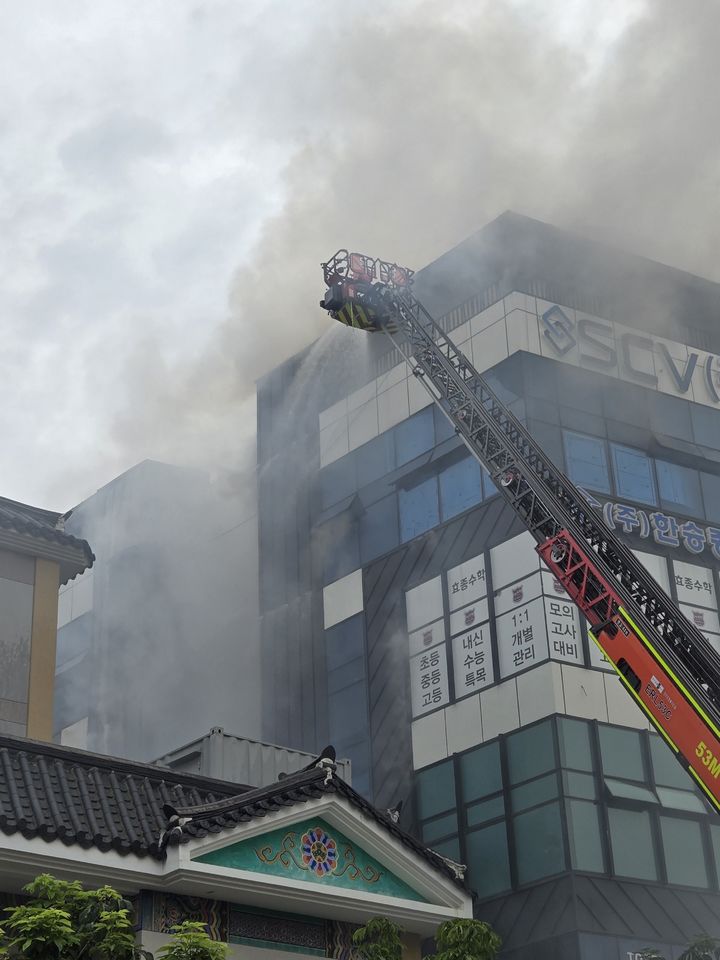 [부산=뉴시스] 13일 오전 부산 기장군의 한 5층짜리 근린생활시설 건물에서 불이 났다. (사진=부산소방재난본부 제공) 2025.06.13. photo@newsis.com *재판매 및 DB 금지