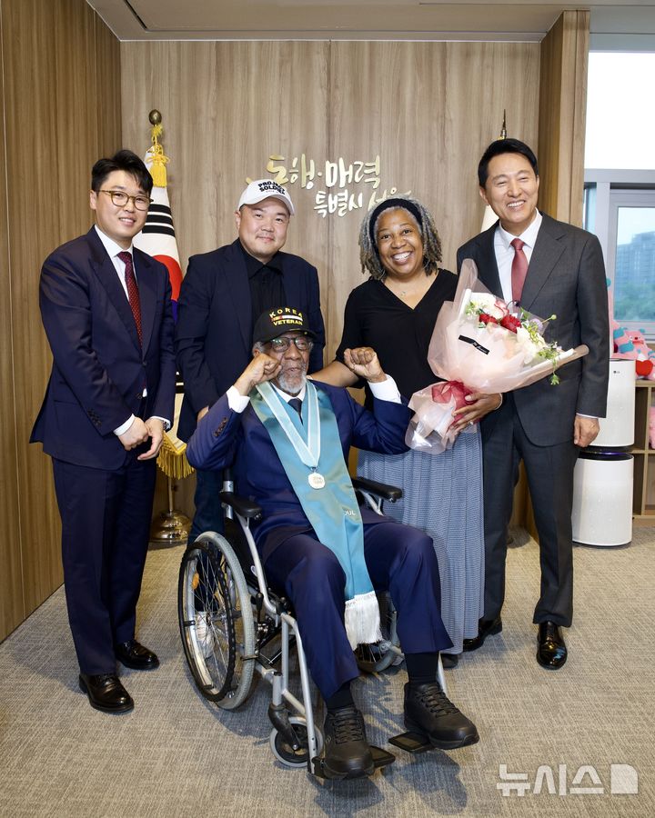 [서울=뉴시스] 오세훈 서울시장이 13일 한국전쟁에 참전했던 미국인 제롬 골더에게 서울시 명예시민증을 전달하고 함께 한국을 방문한 딸(오른쪽 두 번째)과 함께 기념사진을 촬영하고 있다.