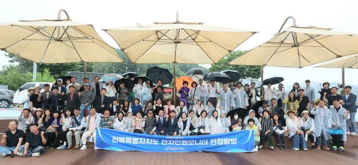 [임실=뉴시스] '2025 임실 방문의 해'를 맞아 13일 임실 관광지 투어·견학에 나선 전북도 전자민원모니터단이 옥정호 출렁다리 앞에서 기념사진을 찍고 있다. *재판매 및 DB 금지