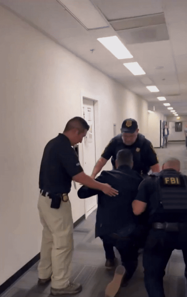 [서울=뉴시스] 미국의 상원의원이 국토안보부 장관 기자회견장에서 발언 기회를 차단당하고 강제로 퇴장하는 일이 벌어졌다. (사진 = 엑스 갈무리) 2025.06.13. *재판매 및 DB 금지