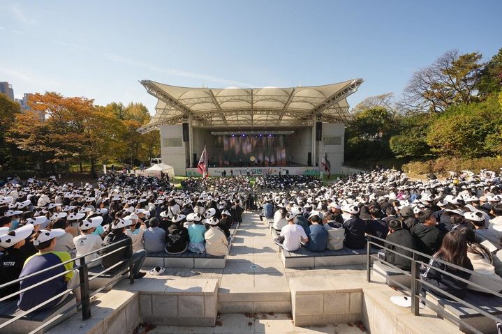 [서울=뉴시스] 2021년 시작된 학생공연관람지원사업 공연봄날의 공연을 관람하고 있는 학생들. 2024.10.21. (사진=서울시 제공) *재판매 및 DB 금지