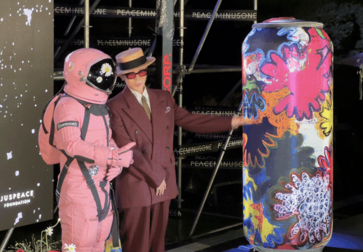 [서울=뉴시스]전병훈 수습기자 = 13일 서울 용산구 그랜드 하얏트 서울에서 가수 지드래곤이 기념 촬영을 하고 있다.2025.06.13. idaho@newsis.com *재판매 및 DB 금지 *재판매 및 DB 금지