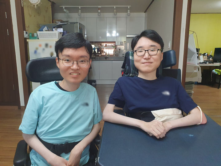 [시흥=뉴시스] 구무서 기자 = 쿠팡 장애인 e스포츠 선수인 김민준(왼쪽), 김규민 선수 2025.06.13. photo@newsis.com *재판매 및 DB 금지