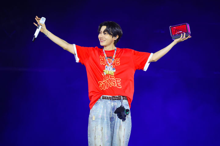 [고양=뉴시스] 글로벌 슈퍼 그룹 '방탄소년단'(BTS) 제이홉(정호석)이 팀이 데뷔 12주년을 맞은 13일 오후 경기 고양 고양종합운동장에서 월드투어 앙코르 콘서트 '제이홉 투어 '호프 온 더 스테이지' 파이널(j-hope Tour 'HOPE ON THE STAGE' FINAL)'을 펼치고 있다. (사진 = 빅히트 뮤직 제공) 2025.06.13. photo@newsis.com *재판매 및 DB 금지
