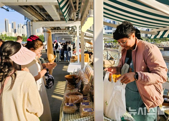 서울 잠수교 뚜벅뚜벅축제장에서 운영 중인 '장성군 농특산물 직거래장터' 모습. (사진=장성군 제공) photo@newsis.com