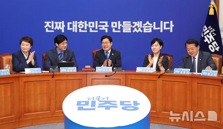 [서울=뉴시스] 권창회 기자 = 박찬대 더불어민주당 당대표 직무대행 겸 원내대표와 최고위원들이 13일 오전 서울 여의도 국회에서 열린 최고위원회의에서 박수치고 있다. 2025.06.13. kch0523@newsis.com