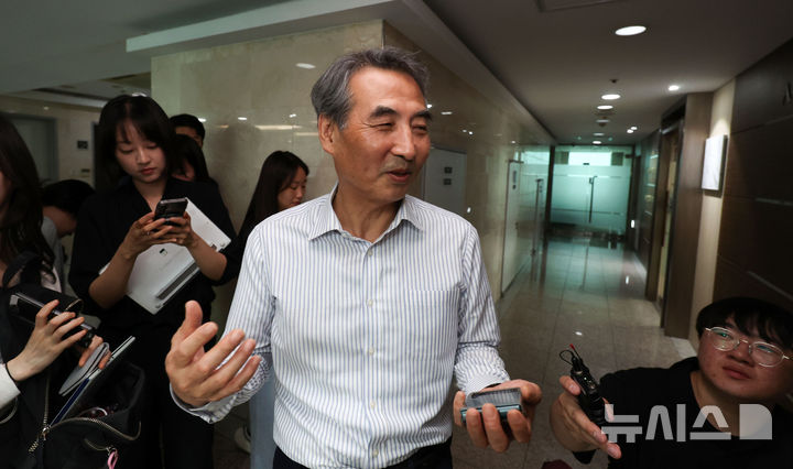 [서울=뉴시스] 김선웅 기자 = 김건희 특검 특별검사에 지명된 민중기 변호사(전 서울중앙지방법원장)이 13일 서울 서초구 소재 법무법인 사무실에서 취재진과 만나 질의응답을 하고 있다. 2025.06.13. mangusta@newsis.com
