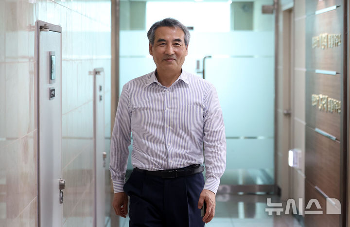 [서울=뉴시스] 김선웅 기자 = 김건희 특검 특별검사에 지명된 민중기 변호사(전 서울중앙지방법원장)이 지난 13일 서울 서초구 소재 법무법인 사무실로 들어서고 있다. 2025.06.17. mangusta@newsis.com