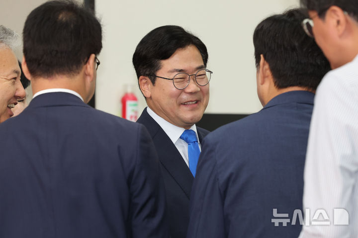 [서울=뉴시스] 권창회 기자 = 박찬대 더불어민주당 당대표 직무대행 겸 원내대표가 13일 오전 서울 여의도 국회에서 열린 최고위원회의를 마치고 의원들과 인사하고 있다. 2025.06.13. kch0523@newsis.com
