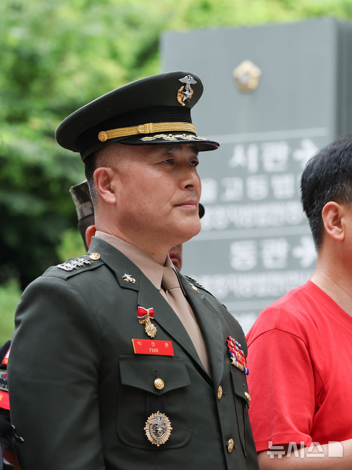[서울=뉴시스] 황준선 기자 = 해병대원 순직 사고와 관련해 항명 등 혐의를 받는 박정훈 전 해병대 수사단장(대령)이 13일 서울 서초구 서울고등법원에서 열린 항소심 1차 공판에 출석하고 있다. 2025.06.13. hwang@newsis.com