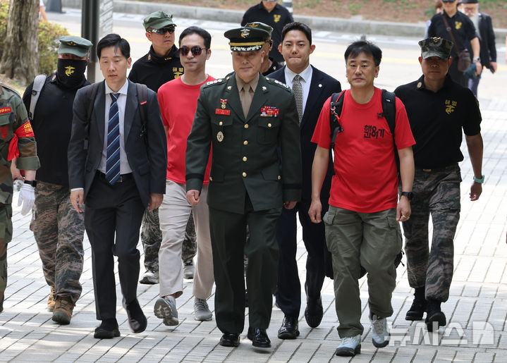 [서울=뉴시스] 황준선 기자 = 해병대원 순직 사고와 관련해 항명 등 혐의를 받는 박정훈 전 해병대 수사단장(대령)이 13일 서울 서초구 서울고등법원에서 열린 항소심 1차 공판에 출석하고 있다. 2025.06.13. hwang@newsis.com