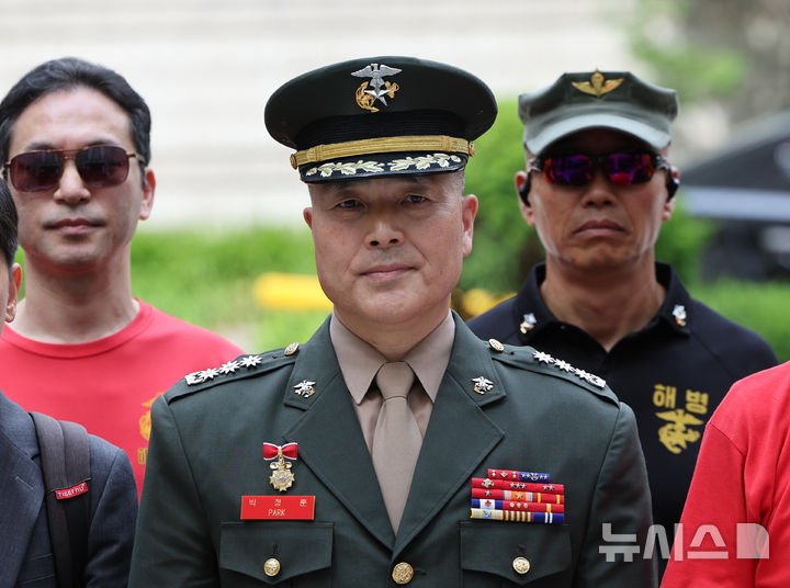 [서울=뉴시스] 황준선 기자 = 해병대원 순직 사고와 관련해 항명 등 혐의를 받는 박정훈 전 해병대 수사단장(대령)이 13일 서울 서초구 서울고등법원에서 열린 항소심 1차 공판에 출석하고 있다. 2025.06.13. hwang@newsis.com