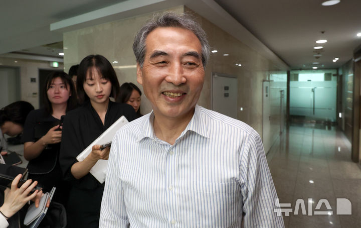 [서울=뉴시스] 김선웅 기자 = 김건희 특검 특별검사에 지명된 민중기 변호사(전 서울중앙지방법원장)이 지난 13일 서울 서초구 소재 법무법인 사무실에서 취재진과 만나 질의응답을 하고 있다. 2025.06.16. mangusta@newsis.com