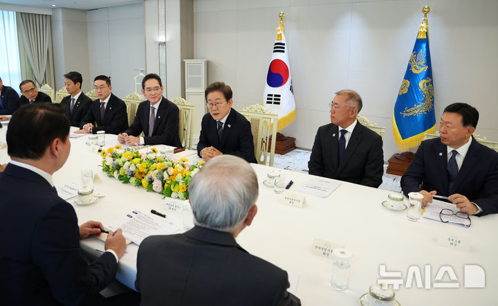 [서울=뉴시스] 최진석 기자 = 이재명 대통령이 13일 서울 용산 대통령실에서 열린 6경제단체와 기업인 간담회에서 발언하고 있다. 2025.06.13. myjs@newsis.com