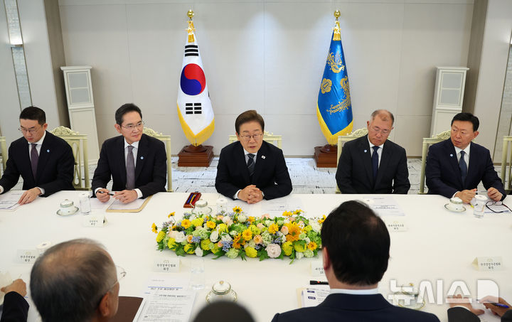 [서울=뉴시스] 최진석 기자 = 이재명 대통령이 13일 서울 용산 대통령실에서 열린 6경제단체와 기업인 간담회에서 발언하고 있다. 2025.06.13. myjs@newsis.com