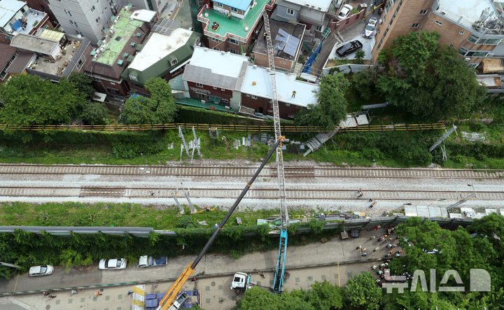 [서울=뉴시스] 김혜진 기자 = 13일 서울 서대문구 연희대우아파트 앞 경의중앙선 가좌역-신촌역 구간 선로 위로 사다리차가 넘어져있다. 2025.06.13. jini@newsis.com