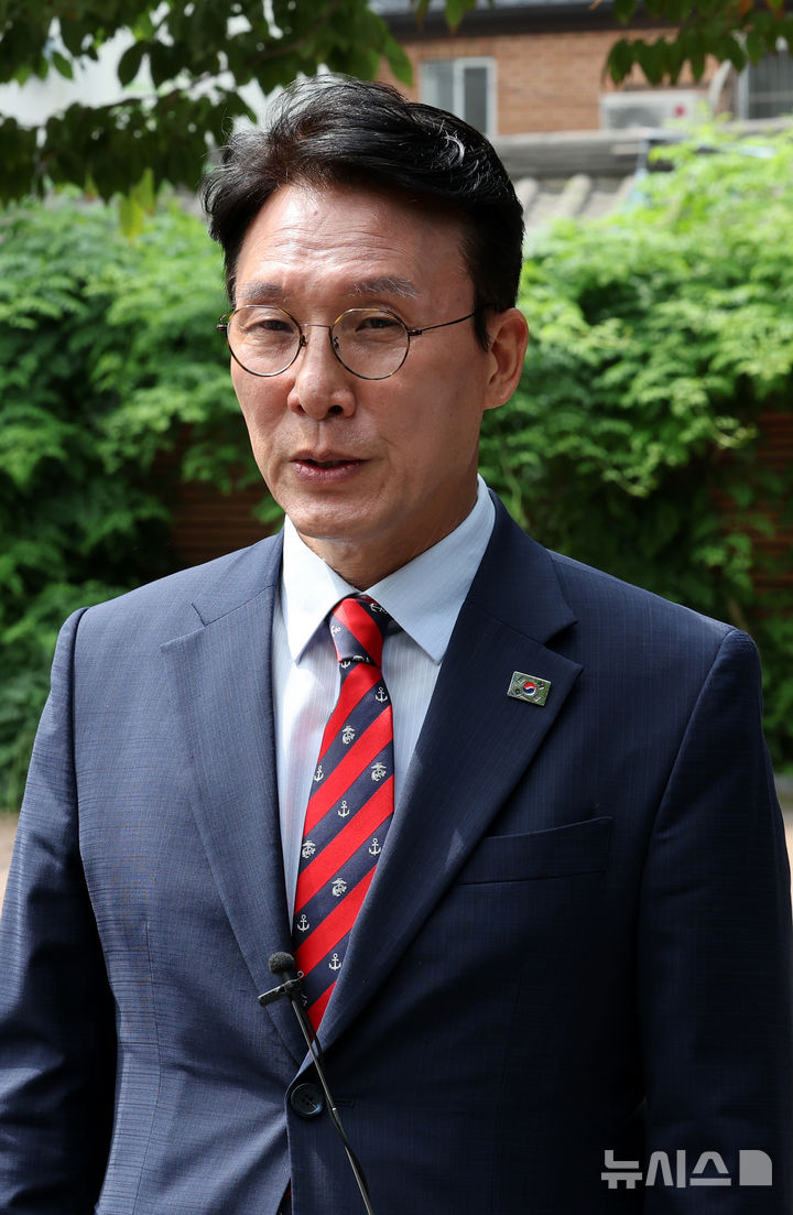[서울=뉴시스] 배훈식 기자 = 김민석 국무총리 후보자가 13일 오전 서울 종로구 금융감독원 연수원에 마련된 인사청문회 준비사무실로 출근하며 취재진의 질문에 답하고 있다. 2025.06.13. dahora83@newsis.com