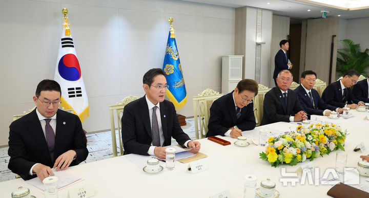[서울=뉴시스] 최진석 기자 = 이재명 대통령이 13일 서울 용산 대통령실에서 열린 6경제단체와 기업인 간담회에서 이재용 삼성전자 회장의 발언을 경청하고 있다. 2025.06.13. myjs@newsis.com