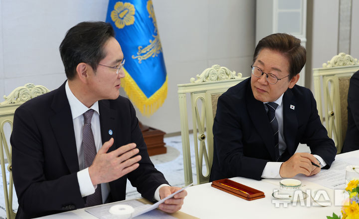 [서울=뉴시스] 최진석 기자 = 이재명 대통령이 13일 서울 용산 대통령실에서 열린 6경제단체와 기업인 간담회에서 이재용 삼성전자 회장의 발언을 경청하고 있다. 2025.06.13. myjs@newsis.com