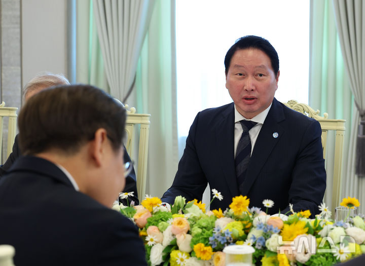 [서울=뉴시스] 최진석 기자 = 최태원 SK그룹 회장 겸 대한상공회의소회장이 13일 서울 용산 대통령실에서 열린 이재명 대통령과의 6경제단체와 기업인 간담회에서 발언하고 있다. 2025.06.13. myjs@newsis.com